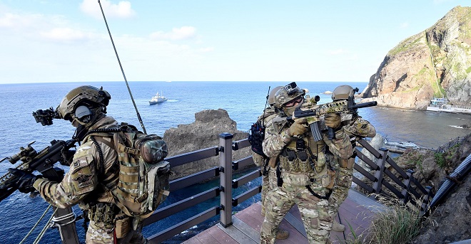 القوات الخاصة التابعة للبحرية الكورية الجنوبية المشاركة في تدريبات عسكرية